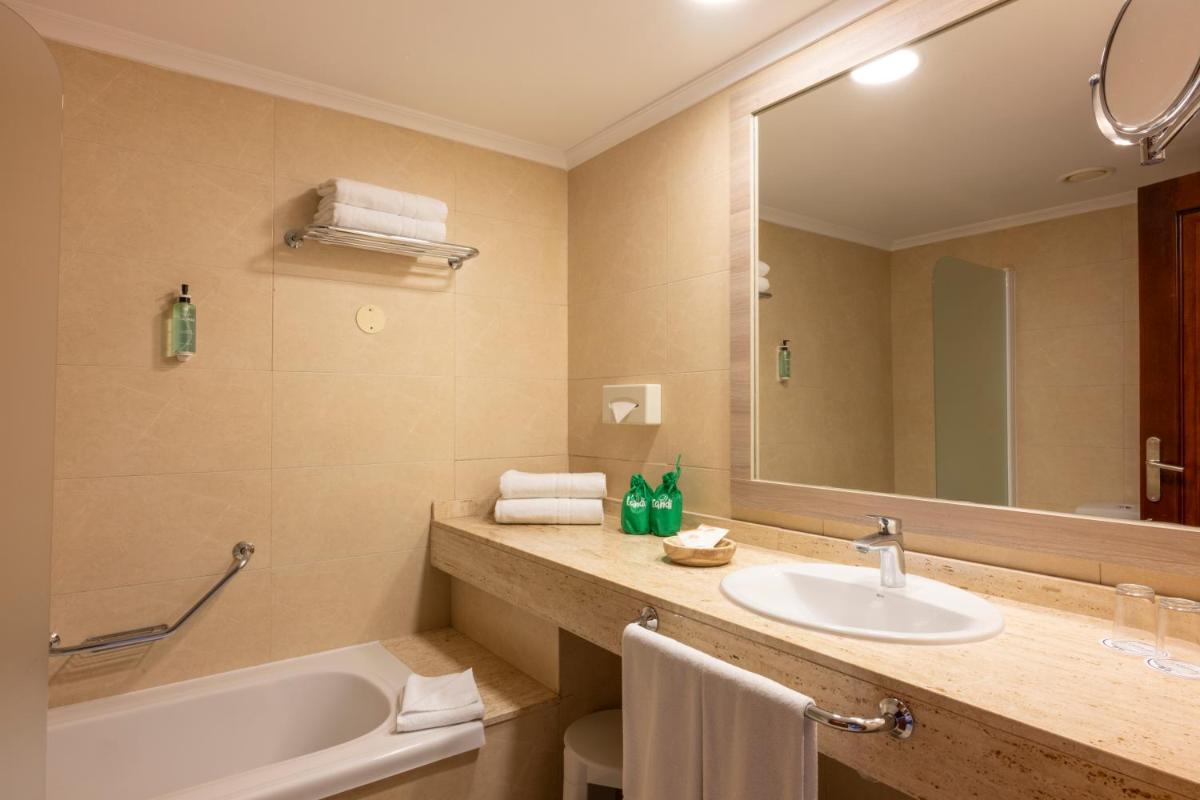 Un baño de Landmar Costa los Gigantes Family Resort