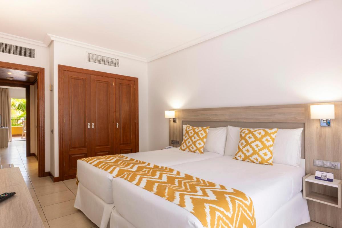 Cama o camas de una habitación en Landmar Costa los Gigantes Family Resort