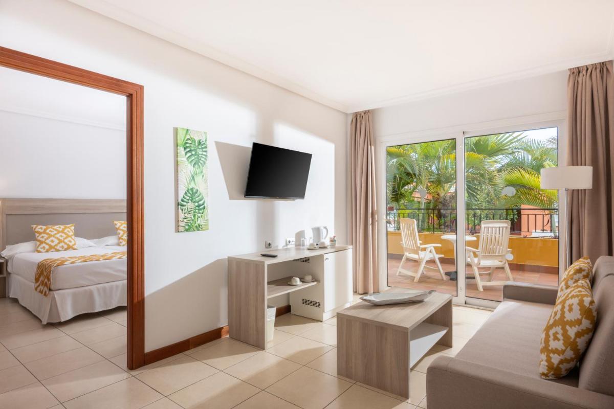 Cama o camas de una habitación en Landmar Costa los Gigantes Family Resort