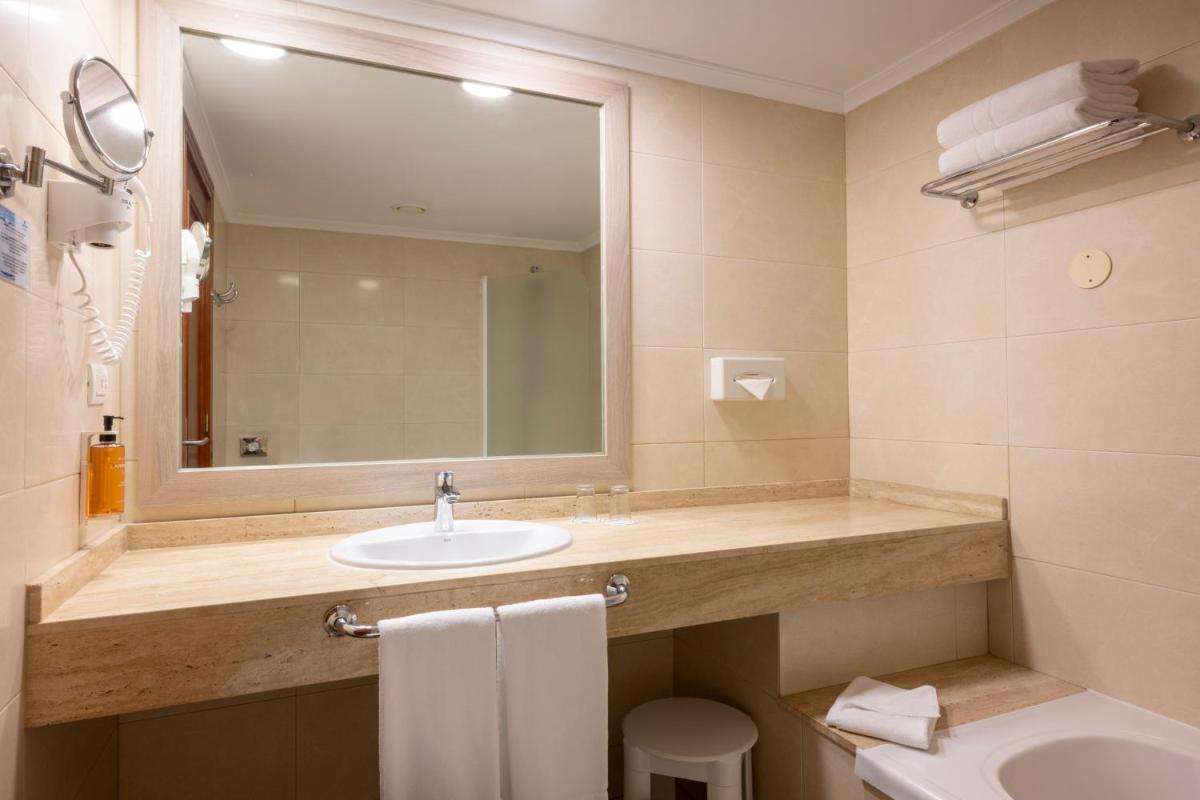 Un baño de Landmar Costa los Gigantes Family Resort
