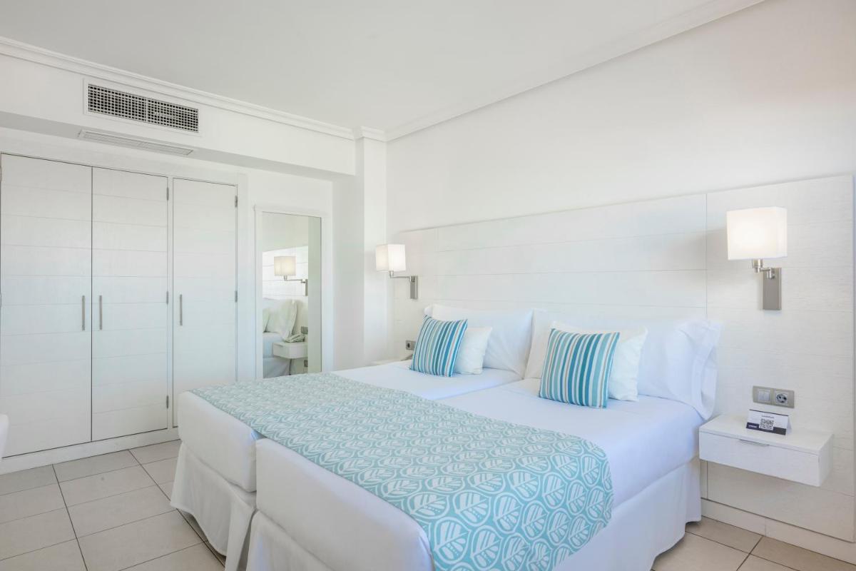 Cama o camas de una habitación en Landmar Costa los Gigantes Family Resort