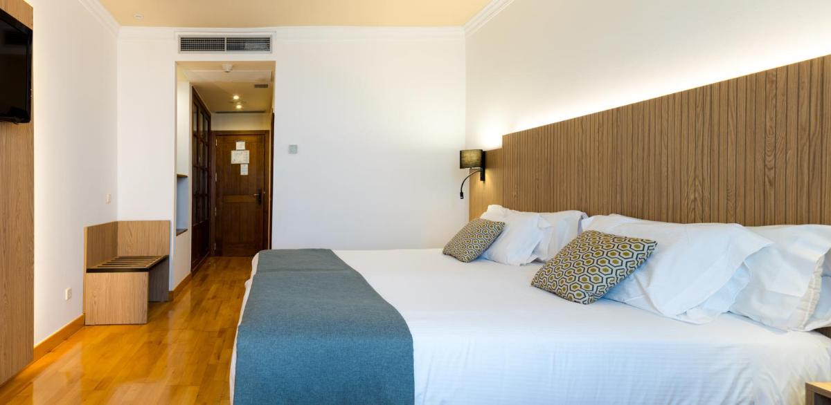 Cama o camas de una habitación en Hotel Silken Villa de Laguardia