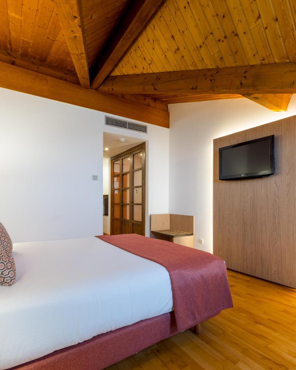 Cama o camas de una habitación en Hotel Silken Villa de Laguardia