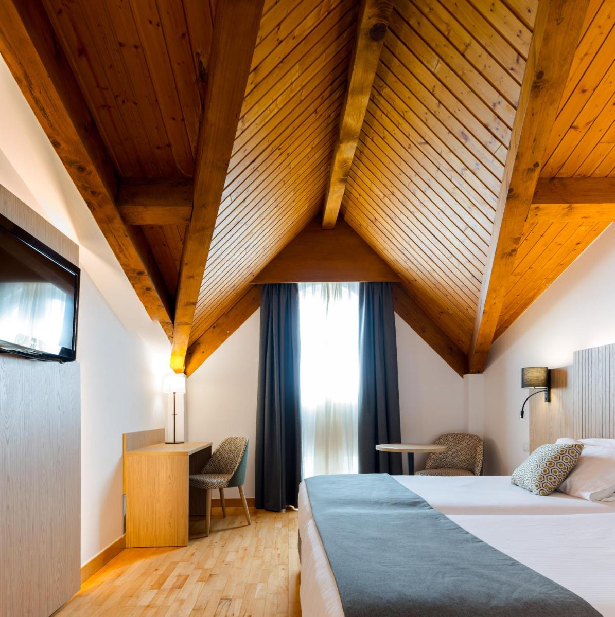 Cama o camas de una habitación en Hotel Silken Villa de Laguardia