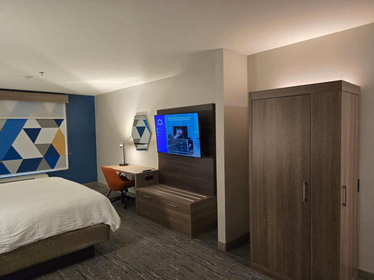 Holiday Inn Express & Suites - Smithfield/Selma by IHG - Housity