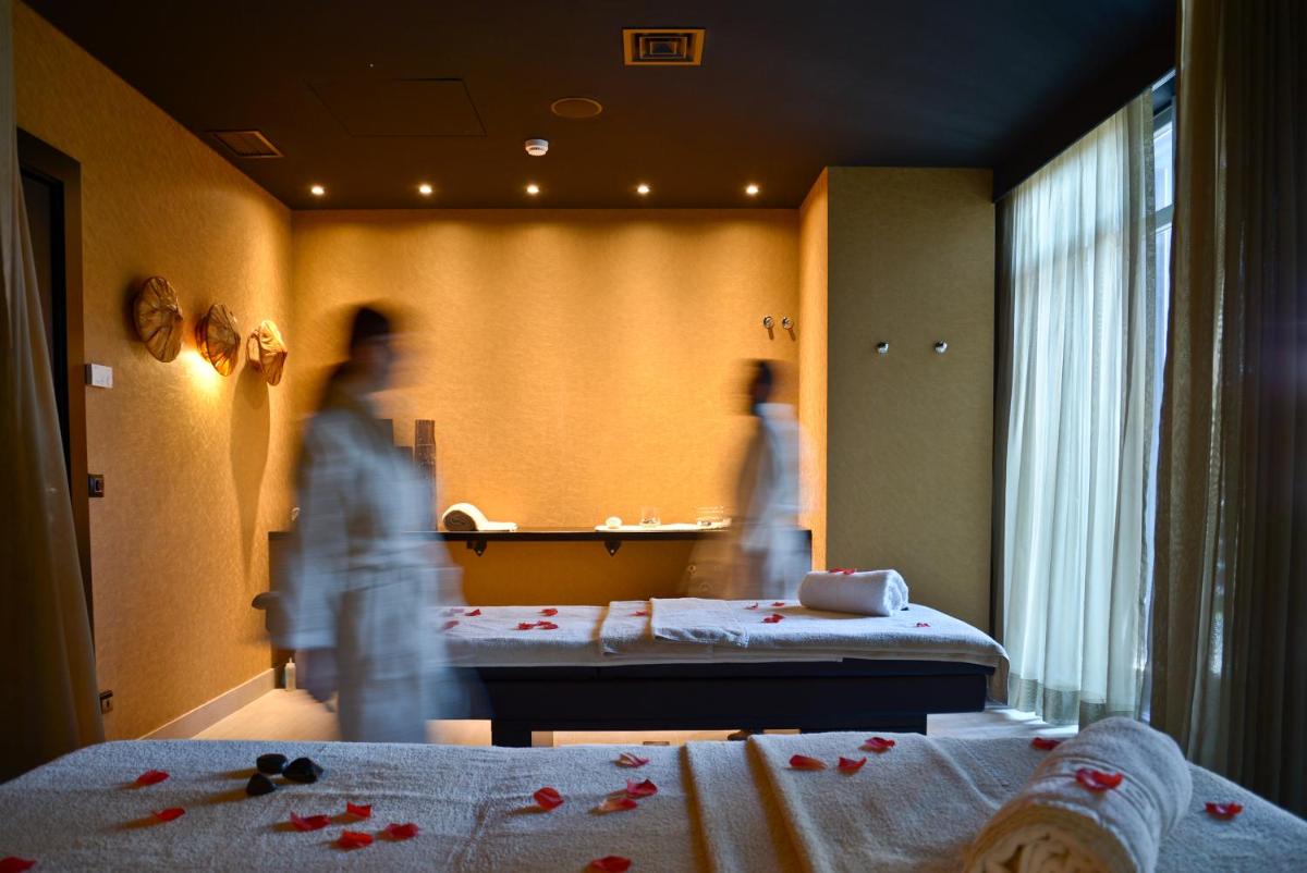 Uma cama ou camas num quarto em Evidencia Belverde Hotel