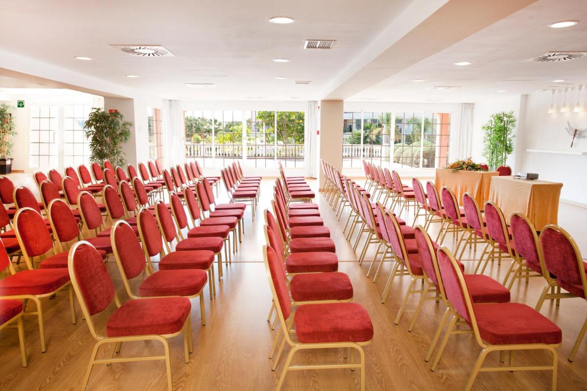 una fila de sillas con asientos rojos en una habitación en Hotel Bonalba Alicante, en El Campello 34 fotos más