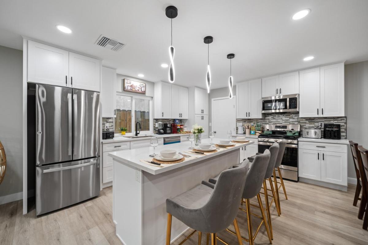 Entire Private Home with Hot Tub, Garage, King Bed, 3 Bedrooms 2 Bathrooms, Available Now - Housity