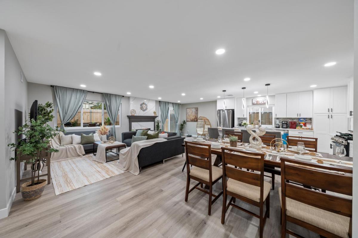 Entire Private Home with Hot Tub, Garage, King Bed, 3 Bedrooms 2 Bathrooms, Available Now - Housity