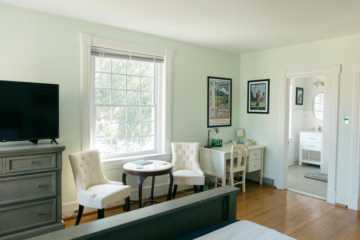 The Carriage House Inn Bed and Breakfast - Housity