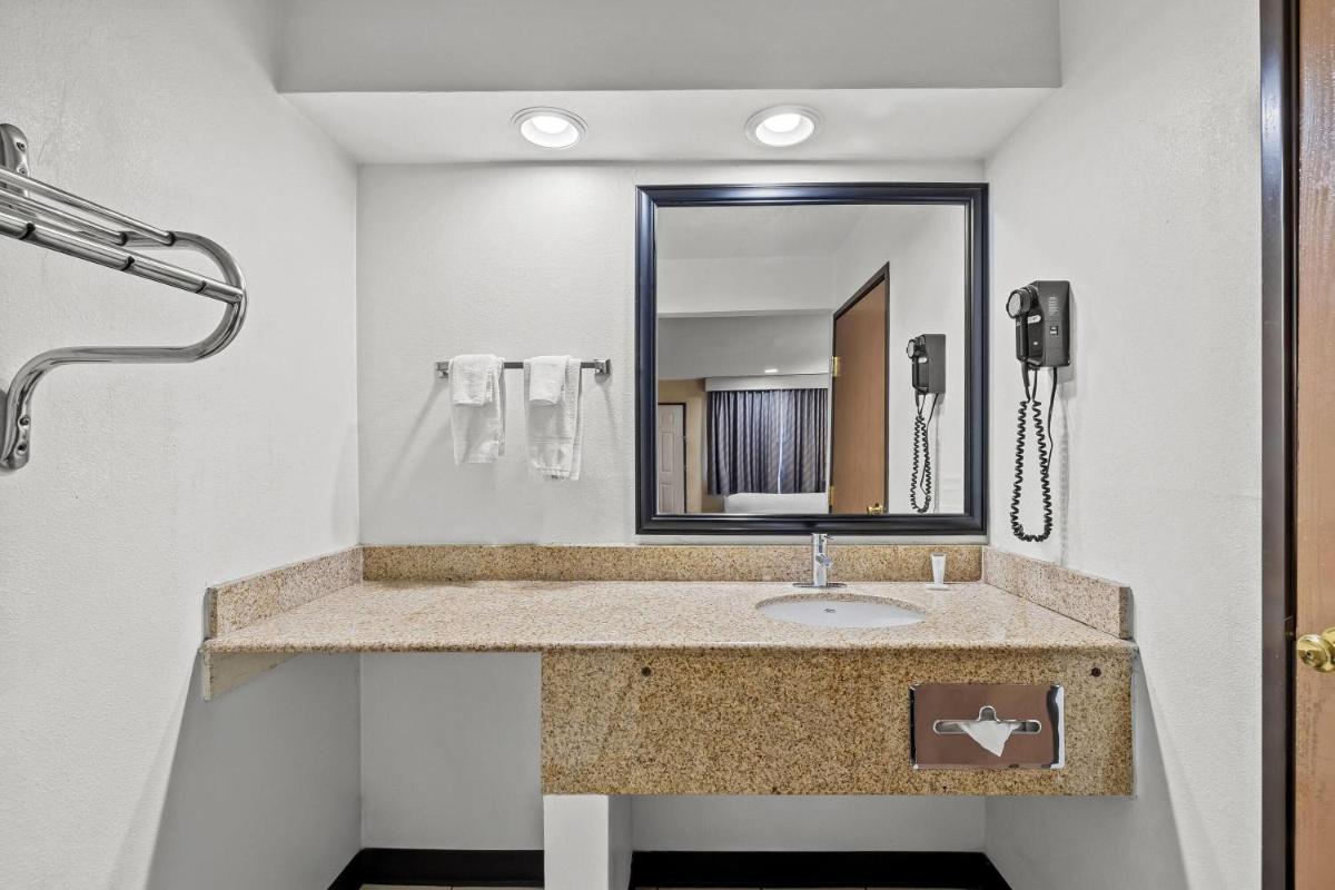 Days Inn by Wyndham Tucson Airport - Housity