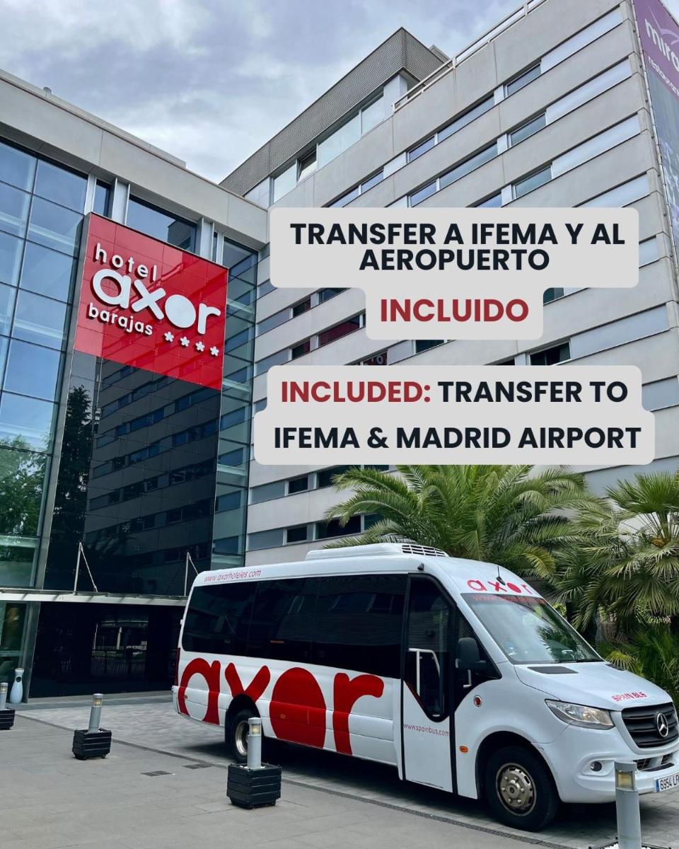 un autobús blanco estacionado frente a un edificio en Axor Barajas, en Madrid
