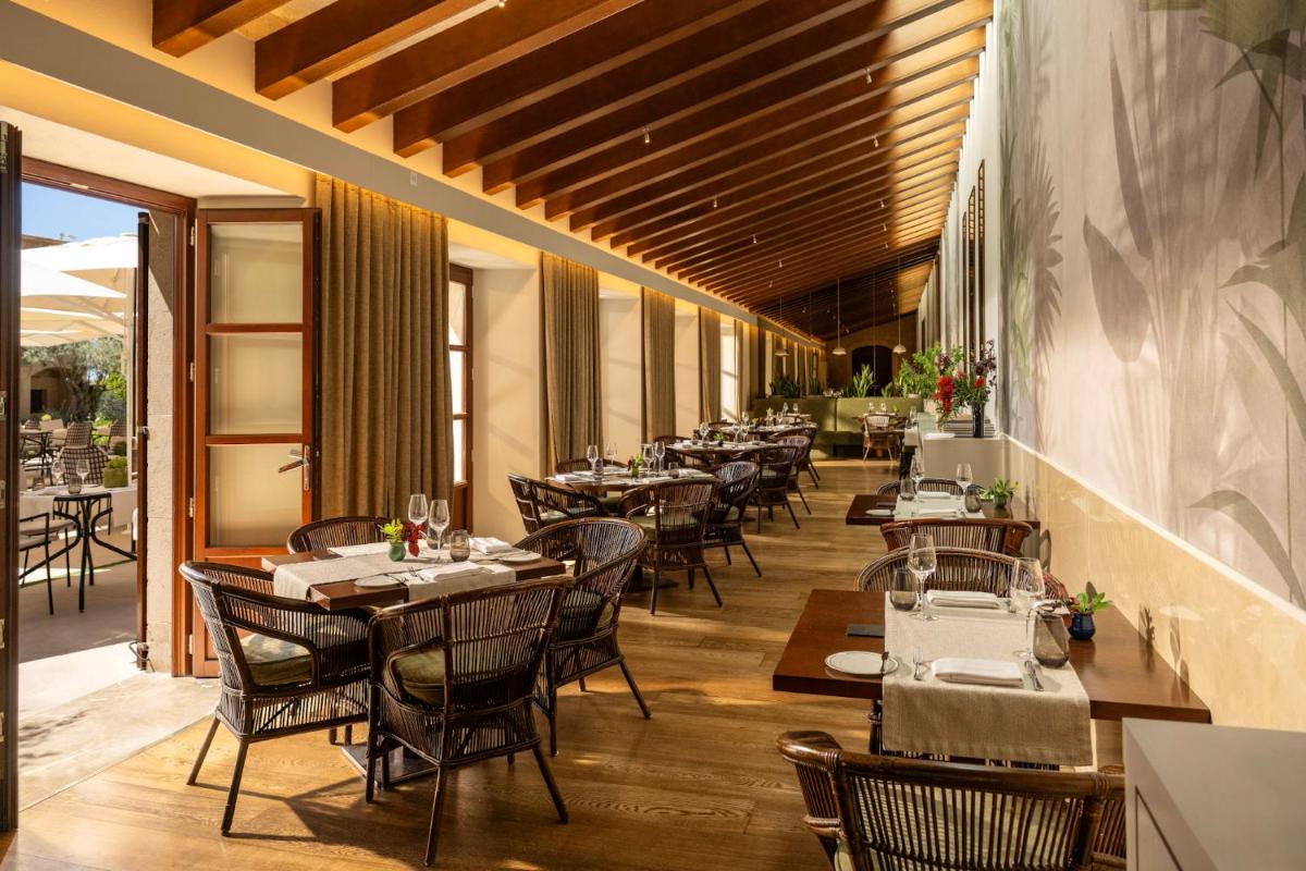 Un restaurante o sitio para comer en Castell Son Claret - The Leading Hotels of the World