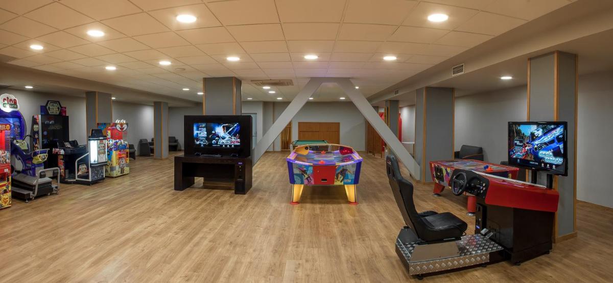 Una televisión o centro de entretenimiento en RH Princesa Hotel & Spa 4* Sup