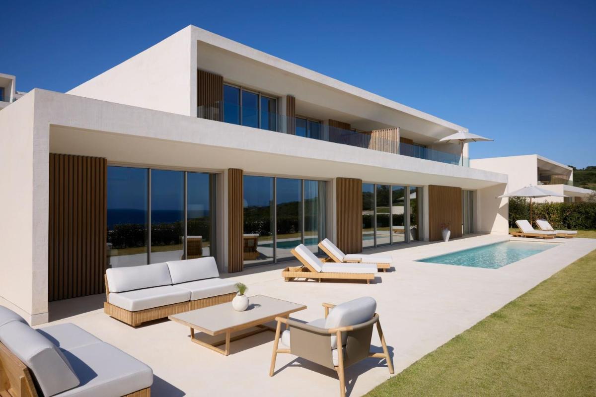 Villa con patio y piscina en Fairmont La Hacienda Costa del Sol, en Alcaidesa