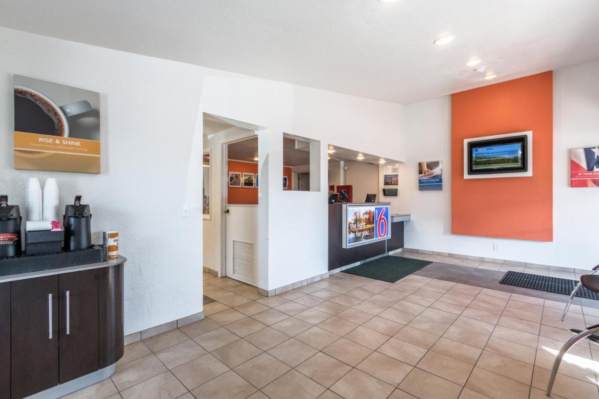 Travelodge by Wyndham Lansing - Housity