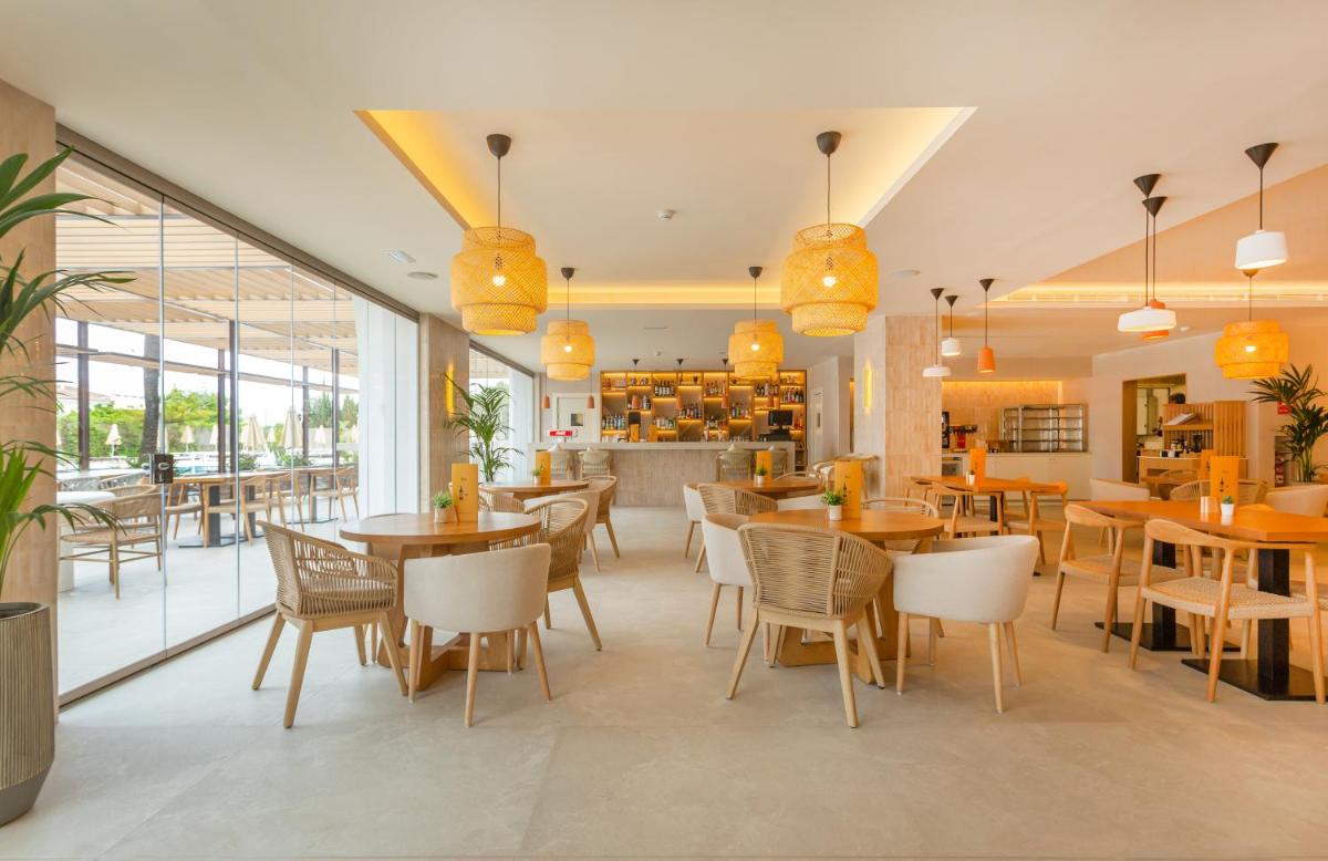 Un restaurante o sitio para comer en Bordoy Alcudia Bay - Adults Only