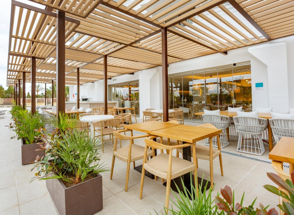 Un restaurante o sitio para comer en Bordoy Alcudia Bay - Adults Only
