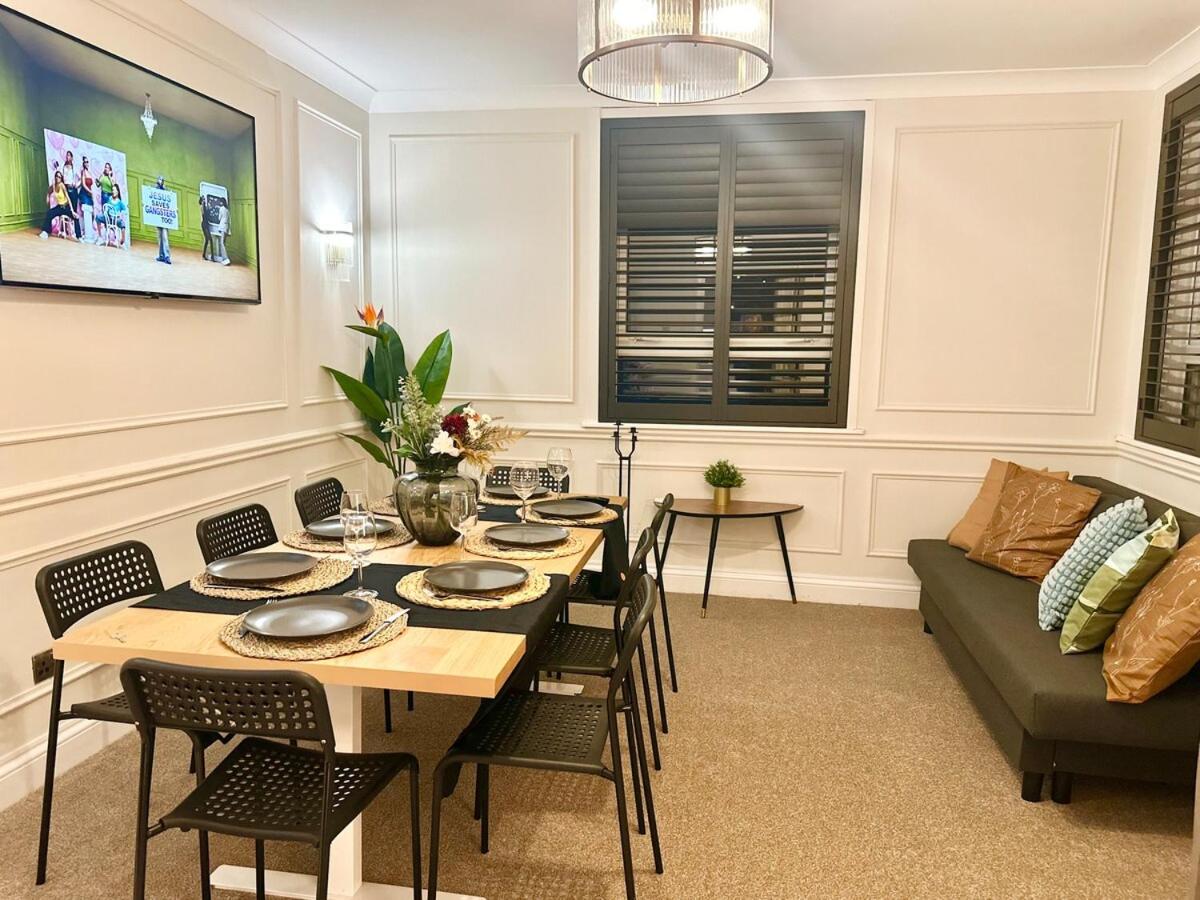 4-bedrooms Clydebank House with 2 bathrooms, separate entrance - Housity