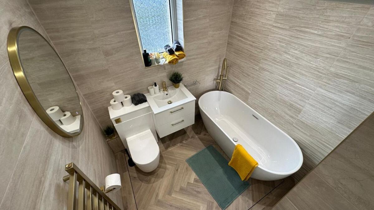 4-bedrooms Clydebank House with 2 bathrooms, separate entrance - Housity