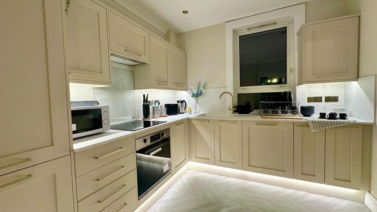 4-bedrooms Clydebank House with 2 bathrooms, separate entrance - Housity