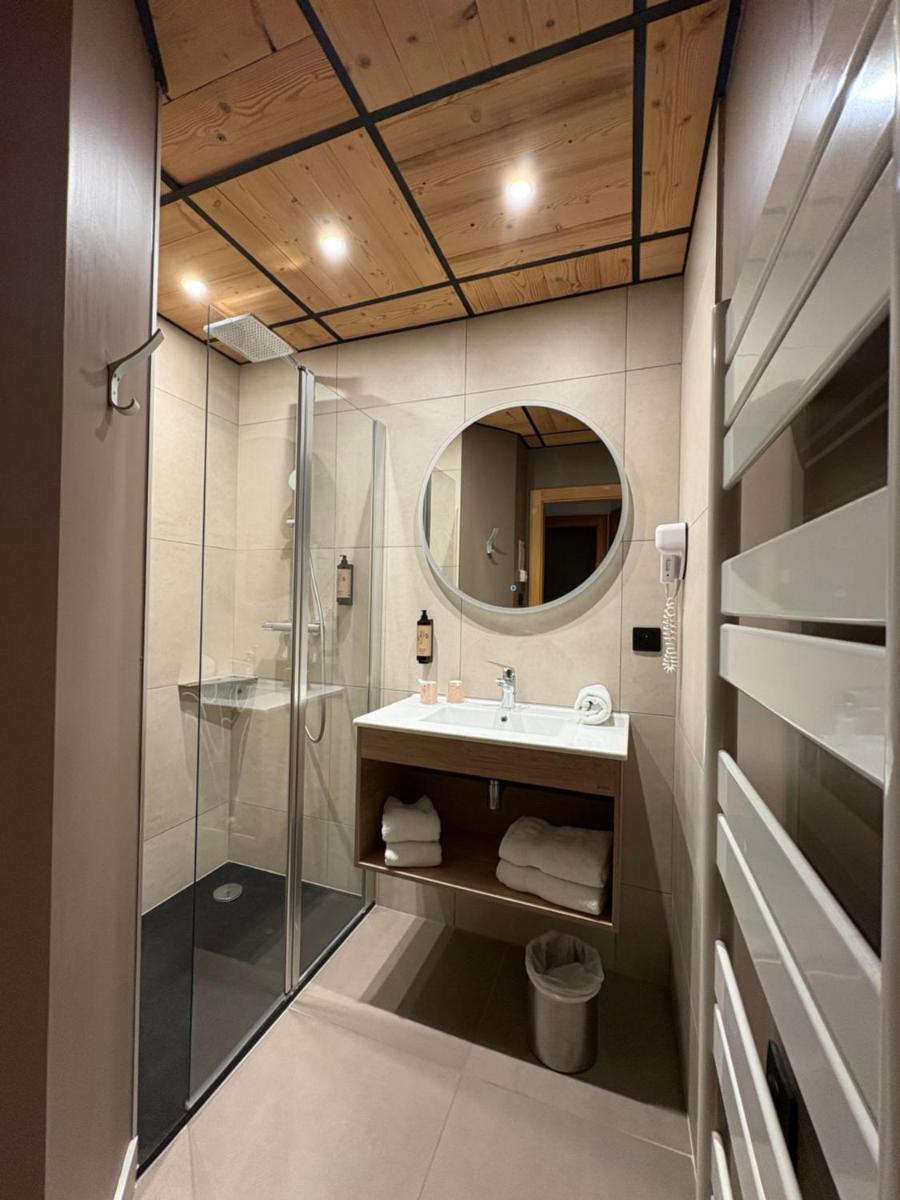 Salle de bains dans l'établissement Les Reflets du Lac