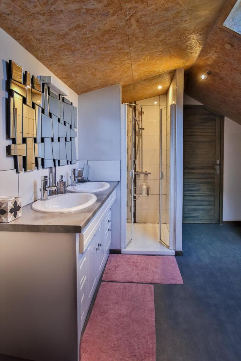 Domaine d'AROMM - Chambres d'hotes & gites - Piscine, Jacuzzi, Etangs & Animaux - Au calme - Housity