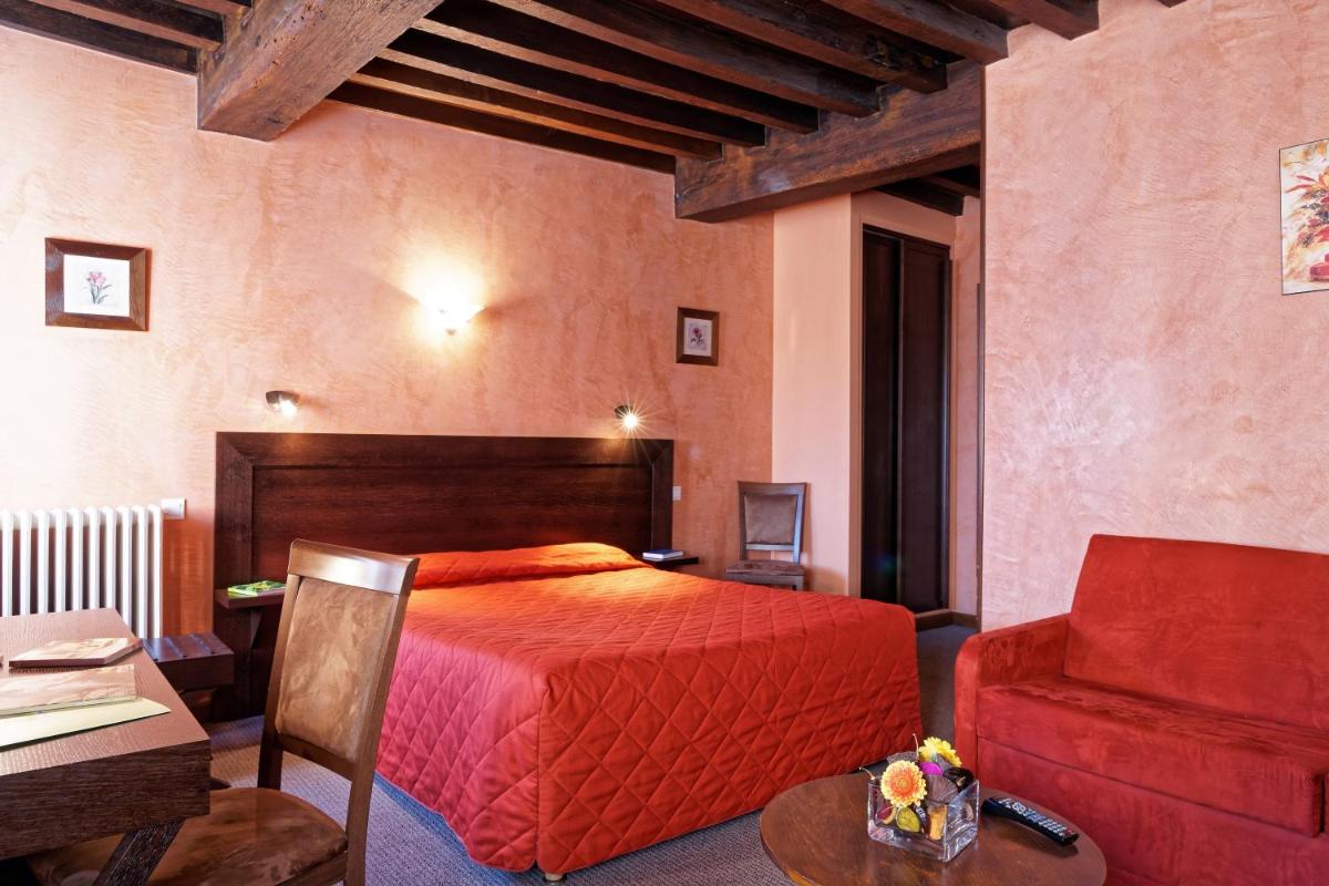 Logis Des Trois Maures - Housity