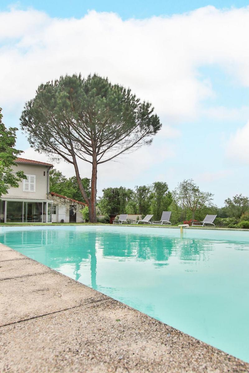 Domaine d'AROMM - Chambres d'hotes & gites - Piscine, Jacuzzi, Etangs & Animaux - Au calme - Housity
