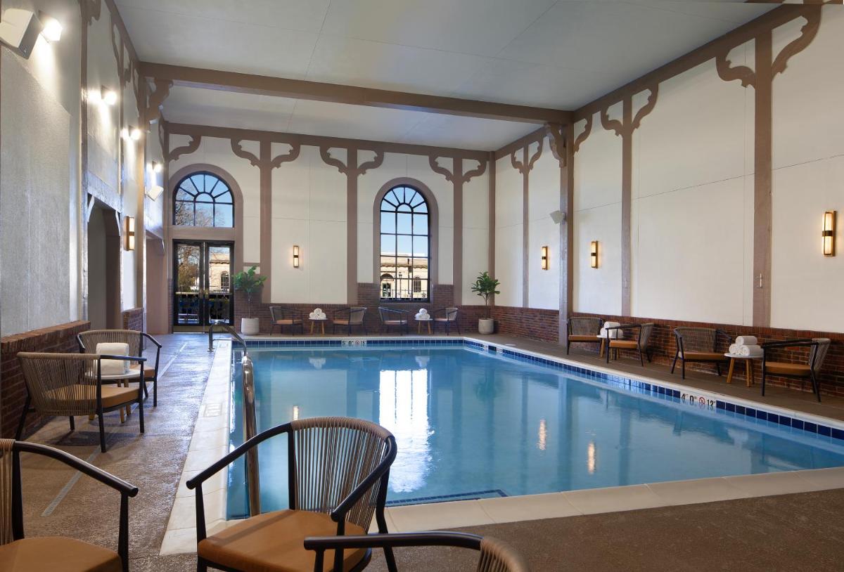 Hotel Royer Urbana Champaign, Tapestry Collection by Hilton - Housity