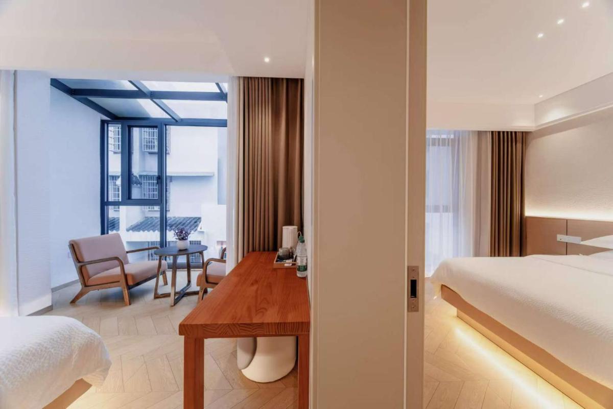 Flower Whisperer Homestay Tianmenshan Store free airport and station pick-up - Housity