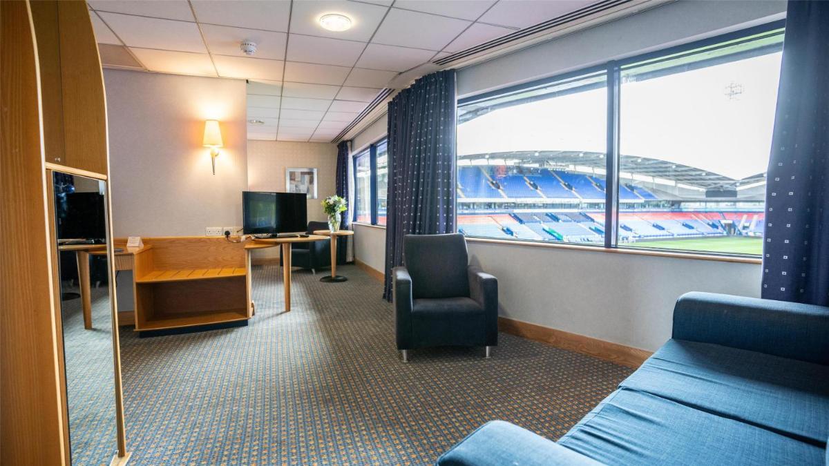 Bolton Stadium Hotel - Housity