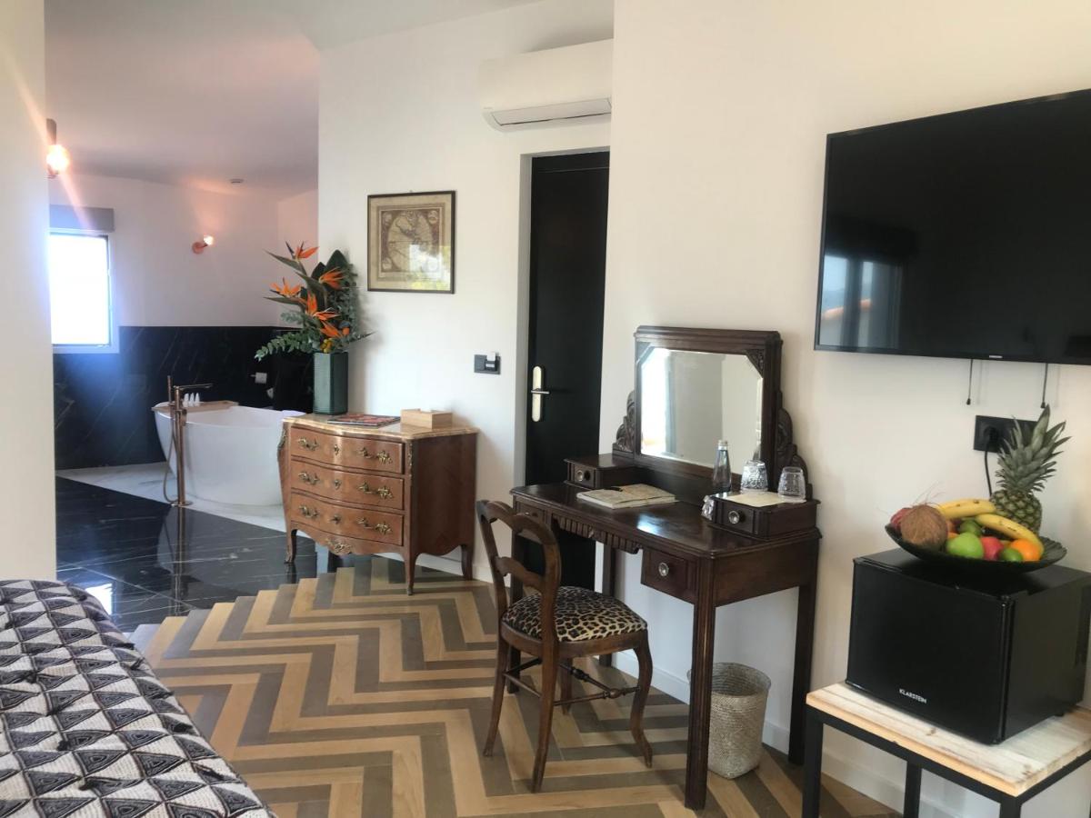 une chambre d'hôtel avec un bureau et un miroir dans l'établissement Hotel Minera, à Monticello