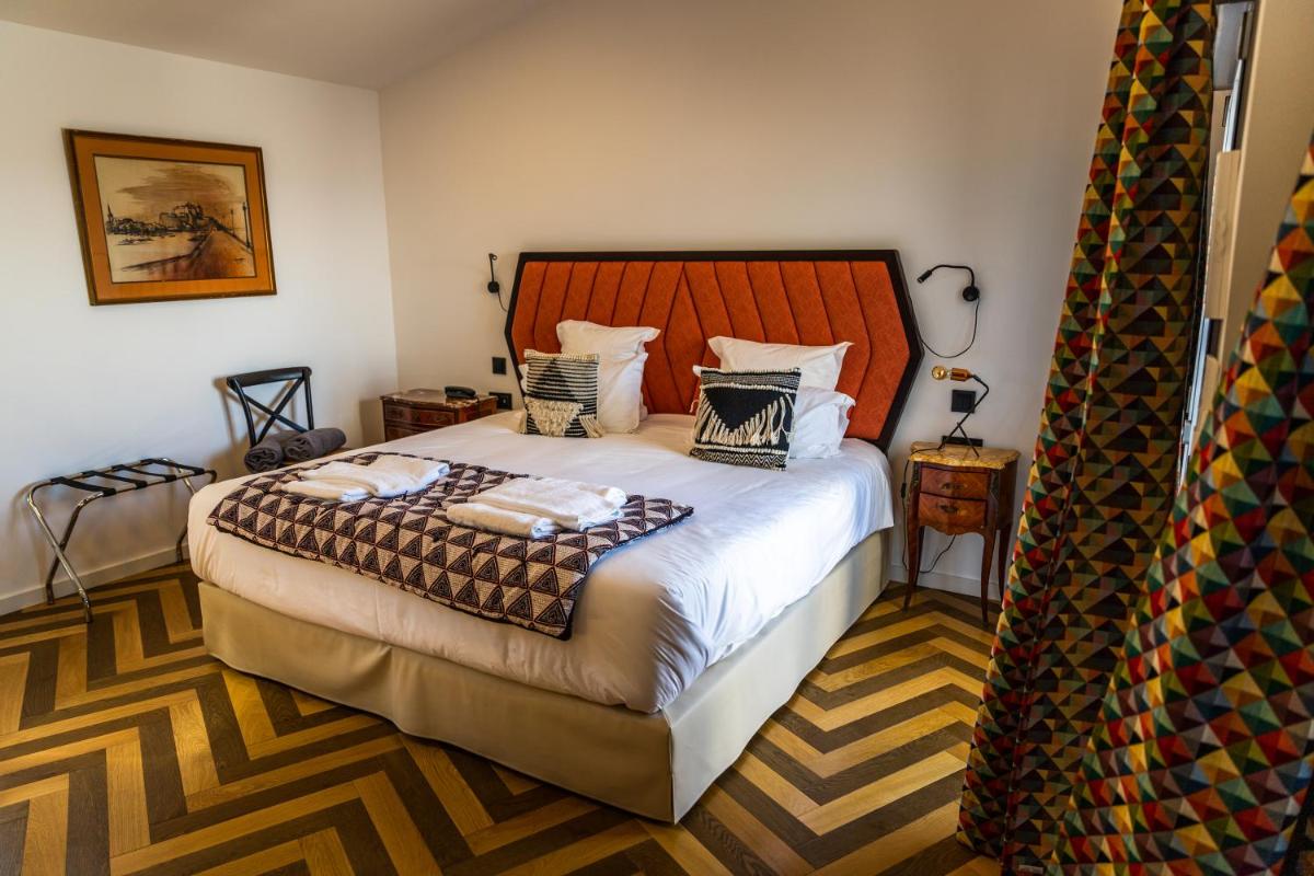 une chambre avec un grand lit à tête de lit en bois dans l'établissement Hotel Minera, à Monticello 83 autres photos