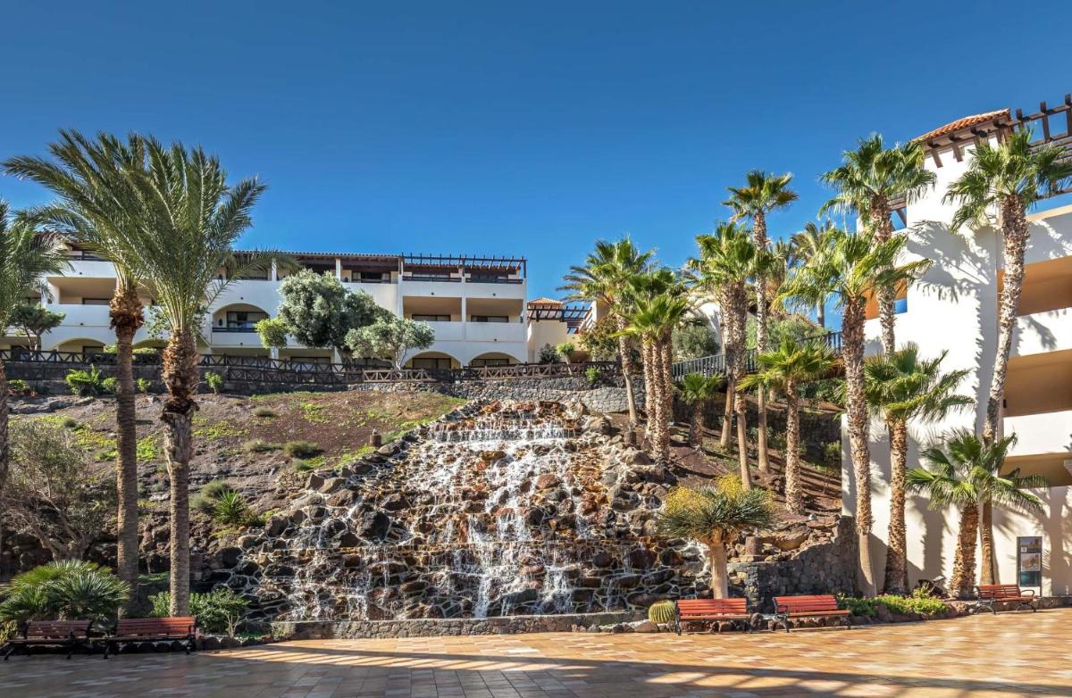 una cascada frente a un edificio con palmeras en Occidental Jandía Mar, en Morro del Jable