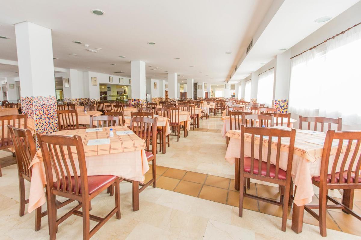 Un restaurante o sitio para comer en Hotel Tres Anclas