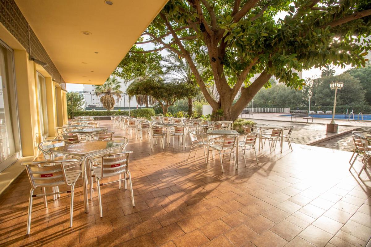 Un restaurante o sitio para comer en Hotel Tres Anclas
