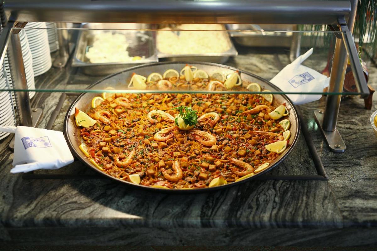 Comida en o cerca de este hotel