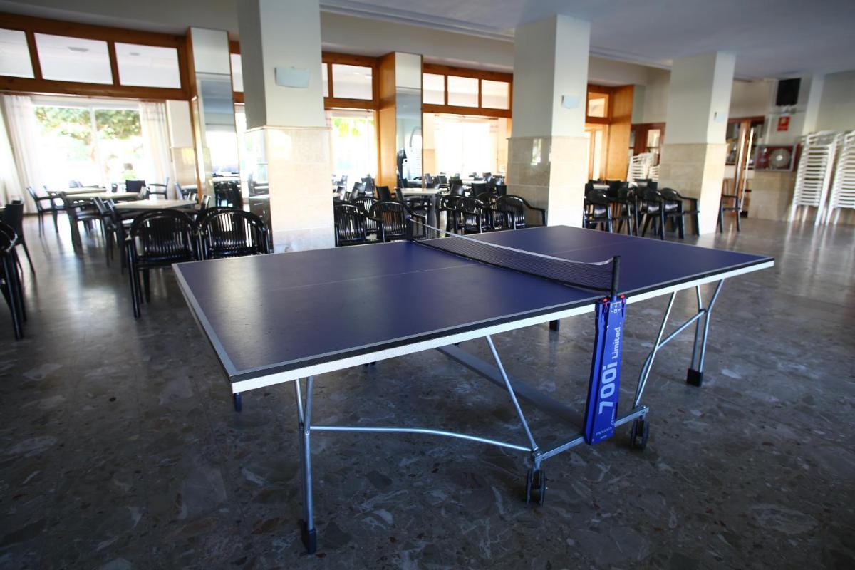 Instalaciones para jugar al ping pong en Hotel Tres Anclas o alrededores