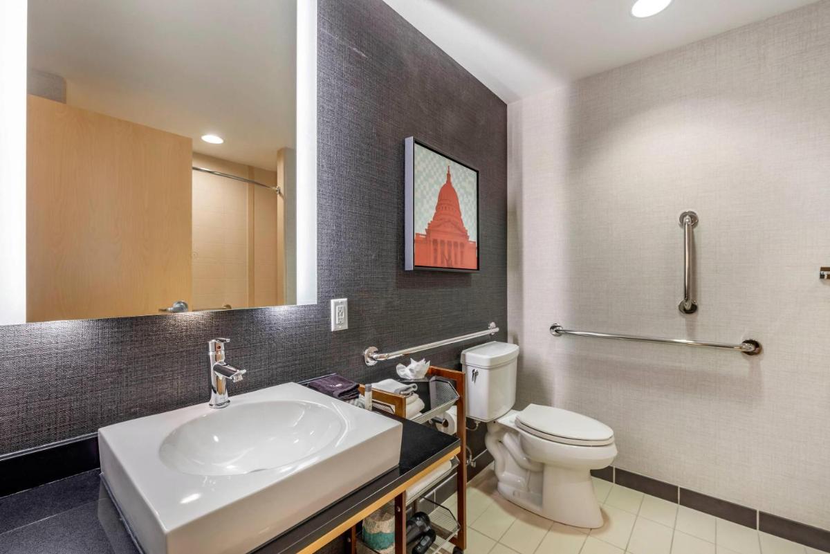 Cambria Hotel Madison East - Housity