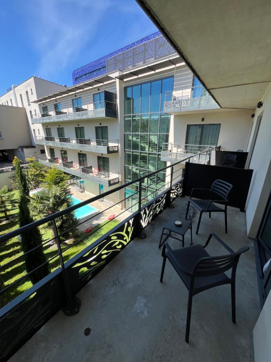 Piscine de l'établissement Logis Hôtel Victor Hugo & Spa ou située à proximité