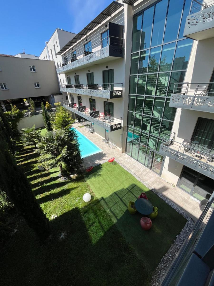 Piscine de l'établissement Logis Hôtel Victor Hugo & Spa ou située à proximité
