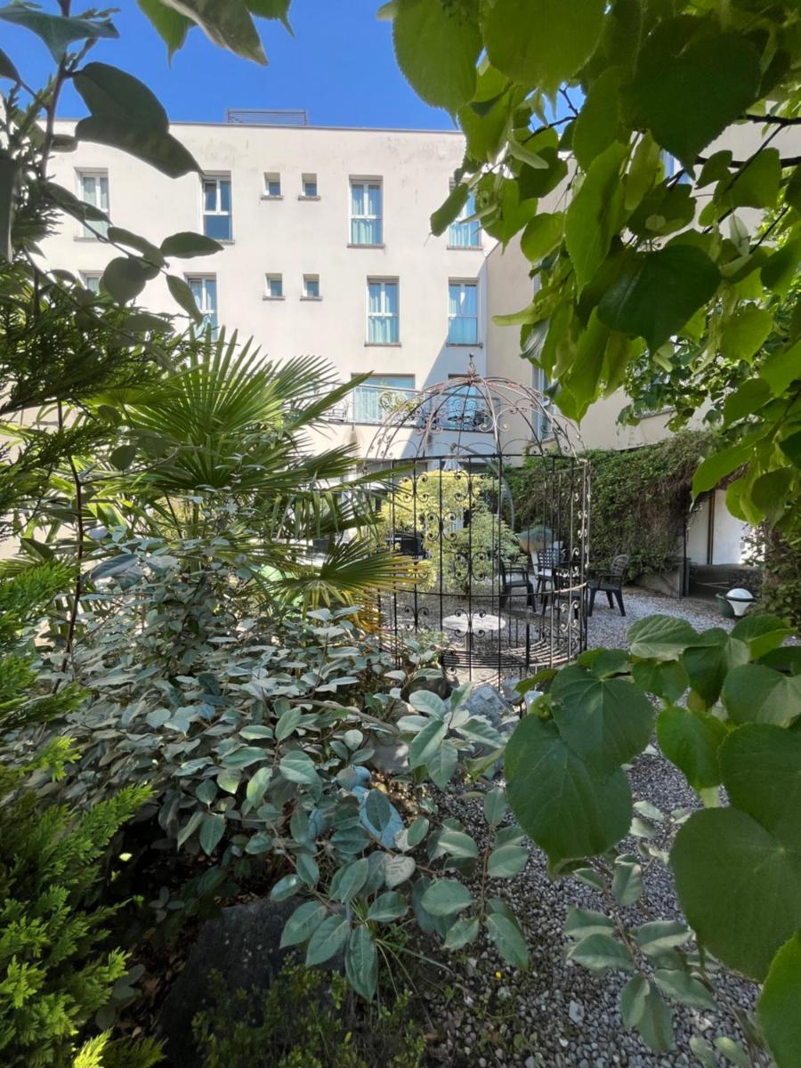Jardin de l'établissement Logis Hôtel Victor Hugo & Spa