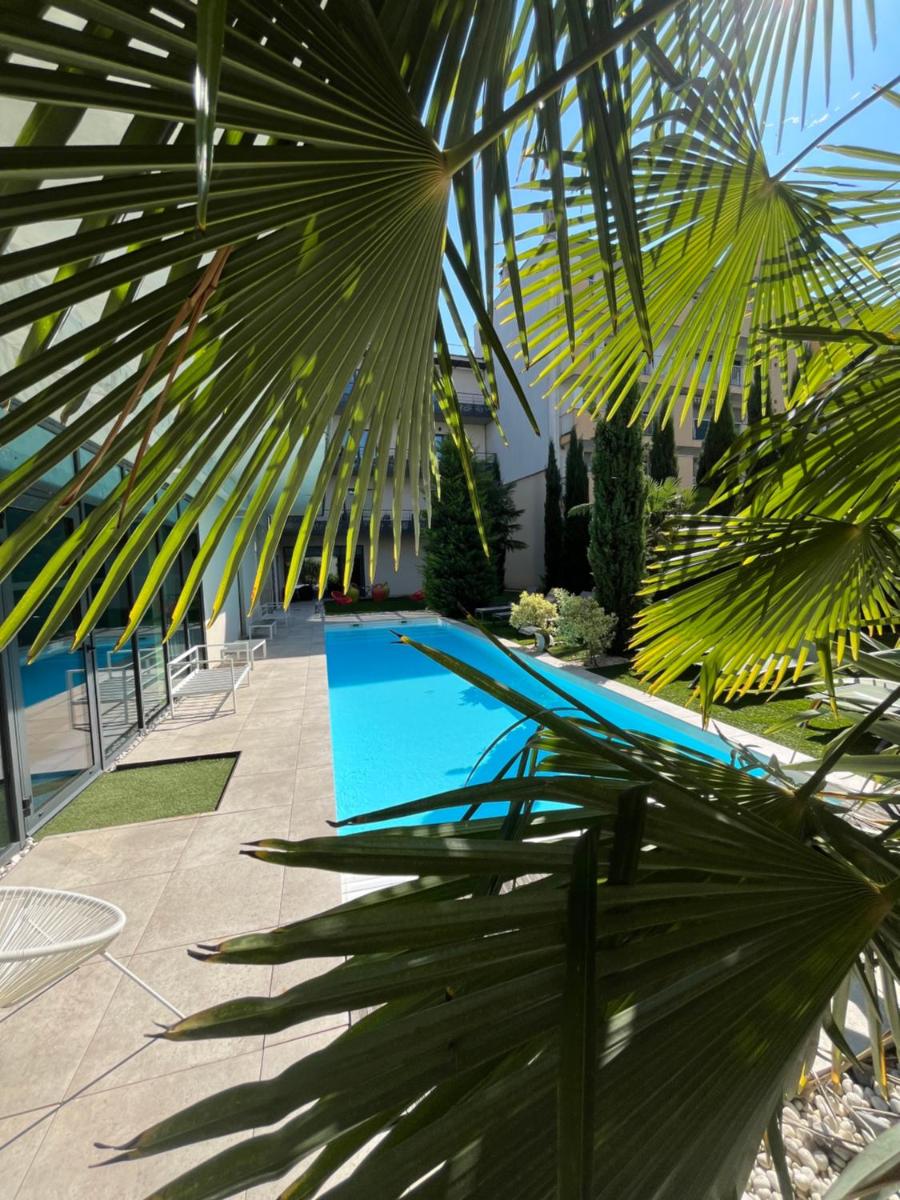 Piscine de l'établissement Logis Hôtel Victor Hugo & Spa ou située à proximité