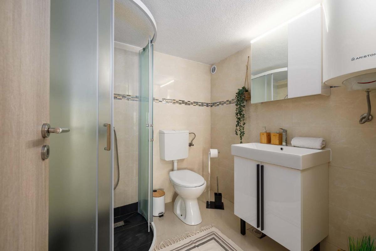Apartment Katalin Kornić - Housity