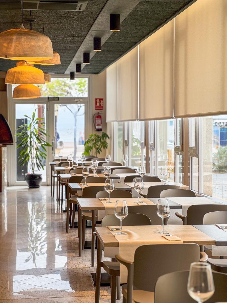Un restaurante o sitio para comer en Hotel Marina