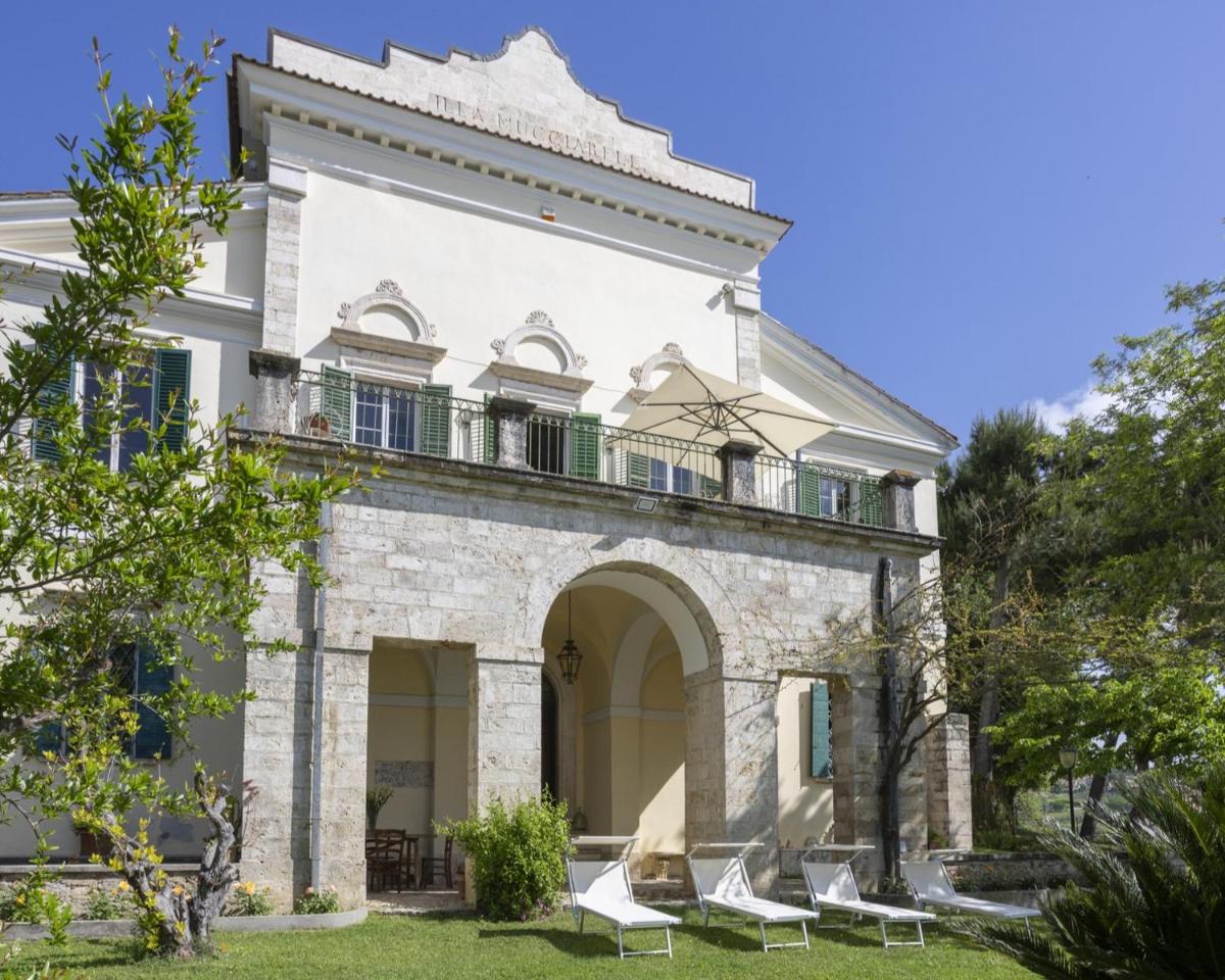 Exclusive Apartment-1844s Frescoes- Centuries old park- Peacocks- Villa Mastrangelo - Housity