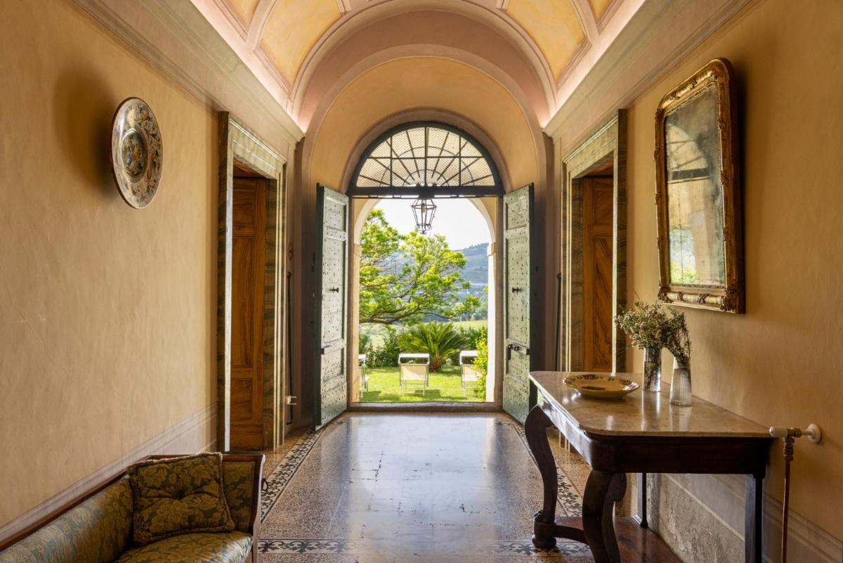 Exclusive Apartment-1844s Frescoes- Centuries old park- Peacocks- Villa Mastrangelo - Housity