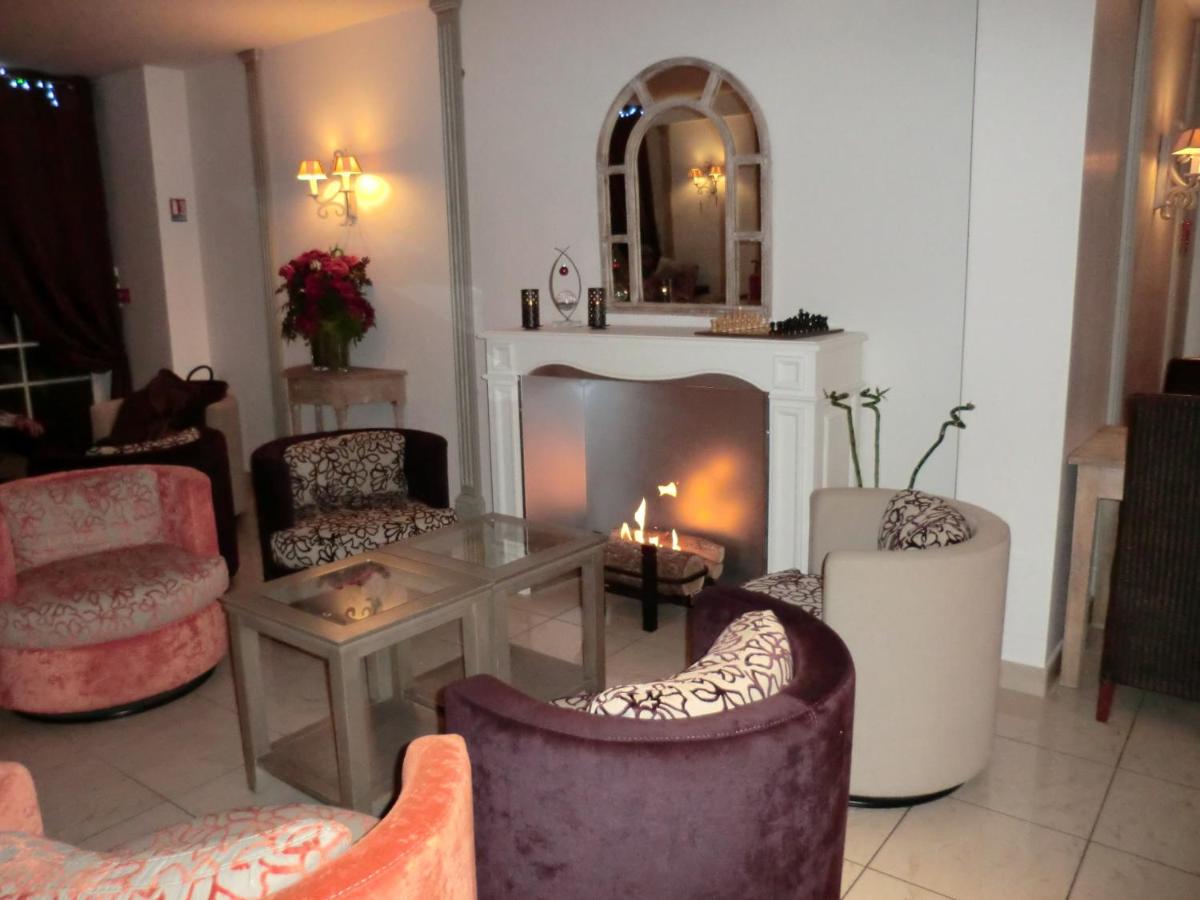 Coin salon dans l'établissement Almoria Hôtel & SPA