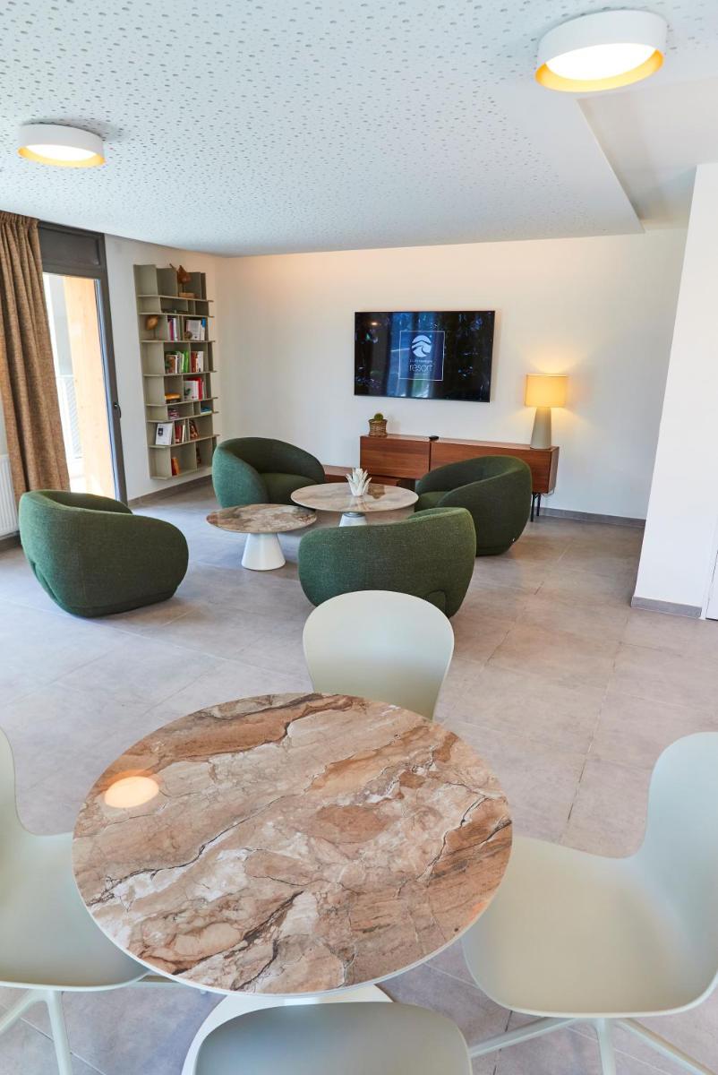 un salon avec une table et des chaises dans l'établissement Pure Thermal Residence, à Roquebillière